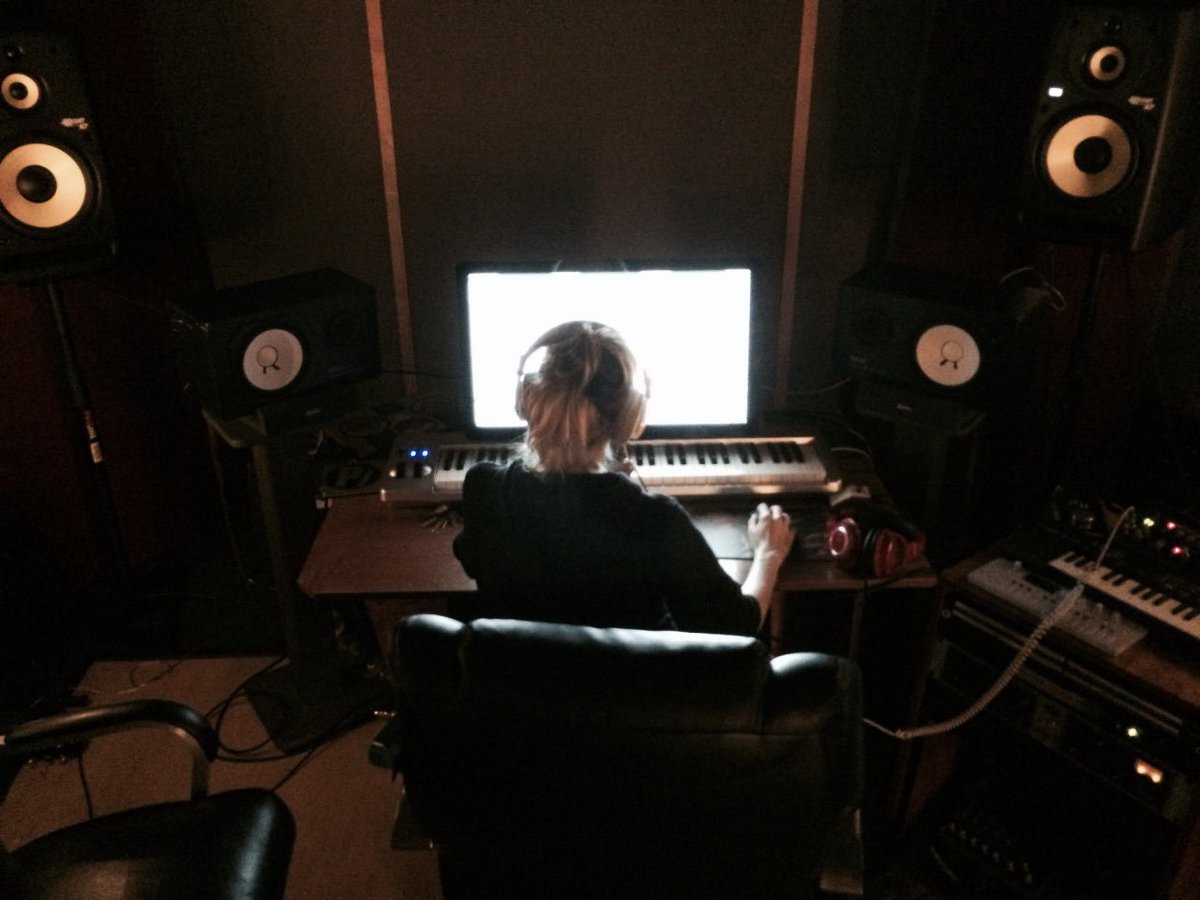 hourlygrimes's tweet image. grimes in the studio
