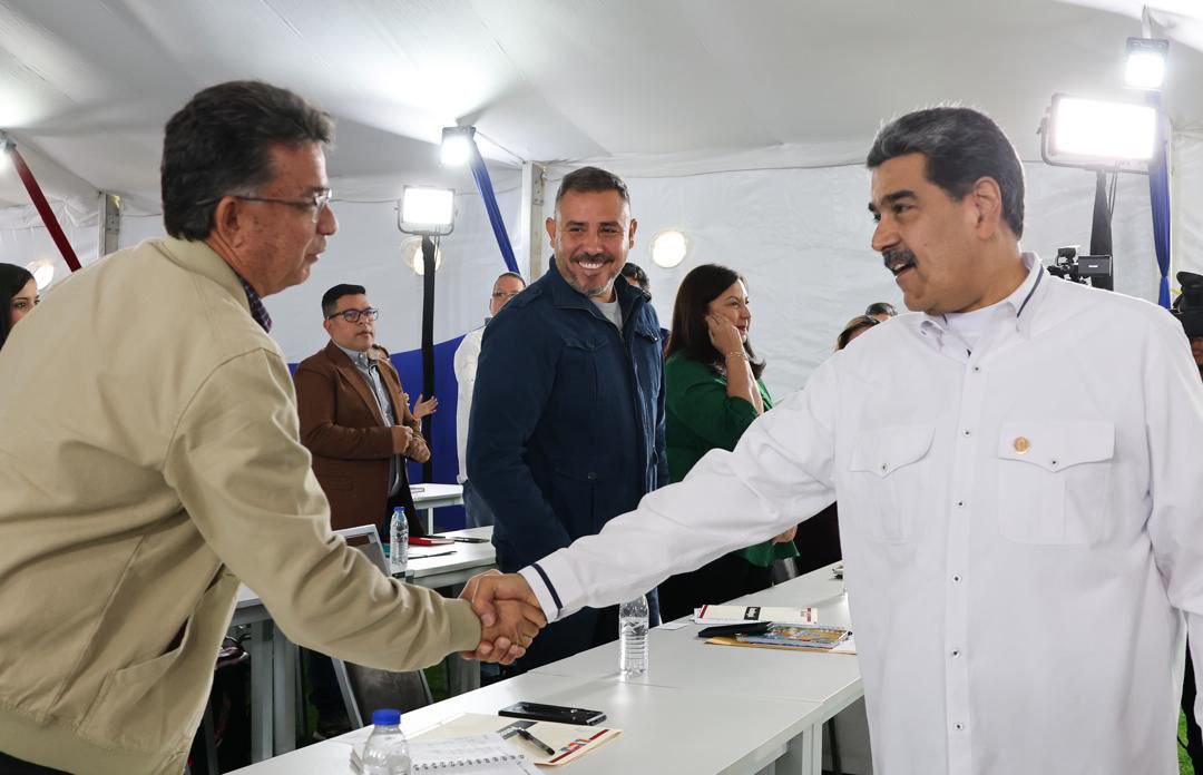 🍂 мєяςє_fιиα2🍂 (@mercede073) on Twitter photo Presidente <a href="/NicolasMaduro/">Nicolás Maduro</a>: No creamos bajo ningún aspecto que la oposición va a desaparecer.
Veremos si se reorganizará, ante la crisis de liderazgo que padece.
Solo esperamos que tomen el camino democrático, de respeto y convivencia.
Nosotros seguiremos trabajando y Presidente <a href="/NicolasMaduro/">Nicolás Maduro</a>: No creamos bajo ningún aspecto que la oposición va a desaparecer.
Veremos si se reorganizará, ante la crisis de liderazgo que padece.
Solo esperamos que tomen el camino democrático, de respeto y convivencia.
Nosotros seguiremos trabajando y