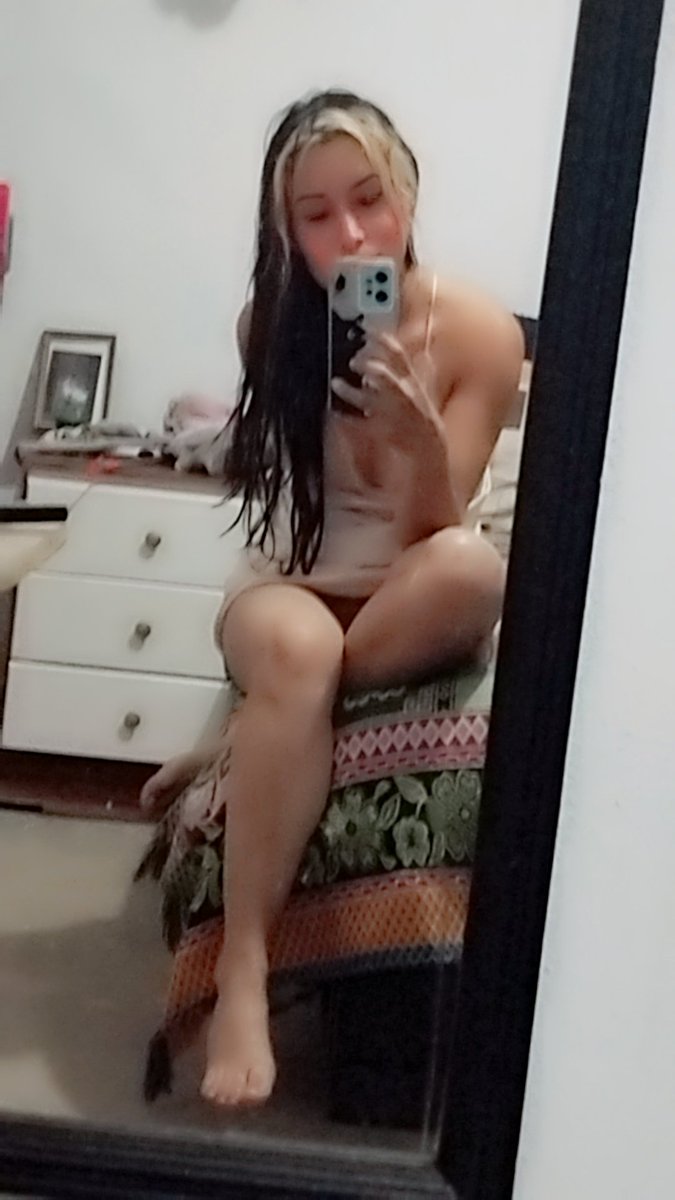 MiriiVal's tweet photo. Un espejo sin resolución 4K 😞
#Nochesdeprimavera #calor https://t.co/Yvw7r0OywP