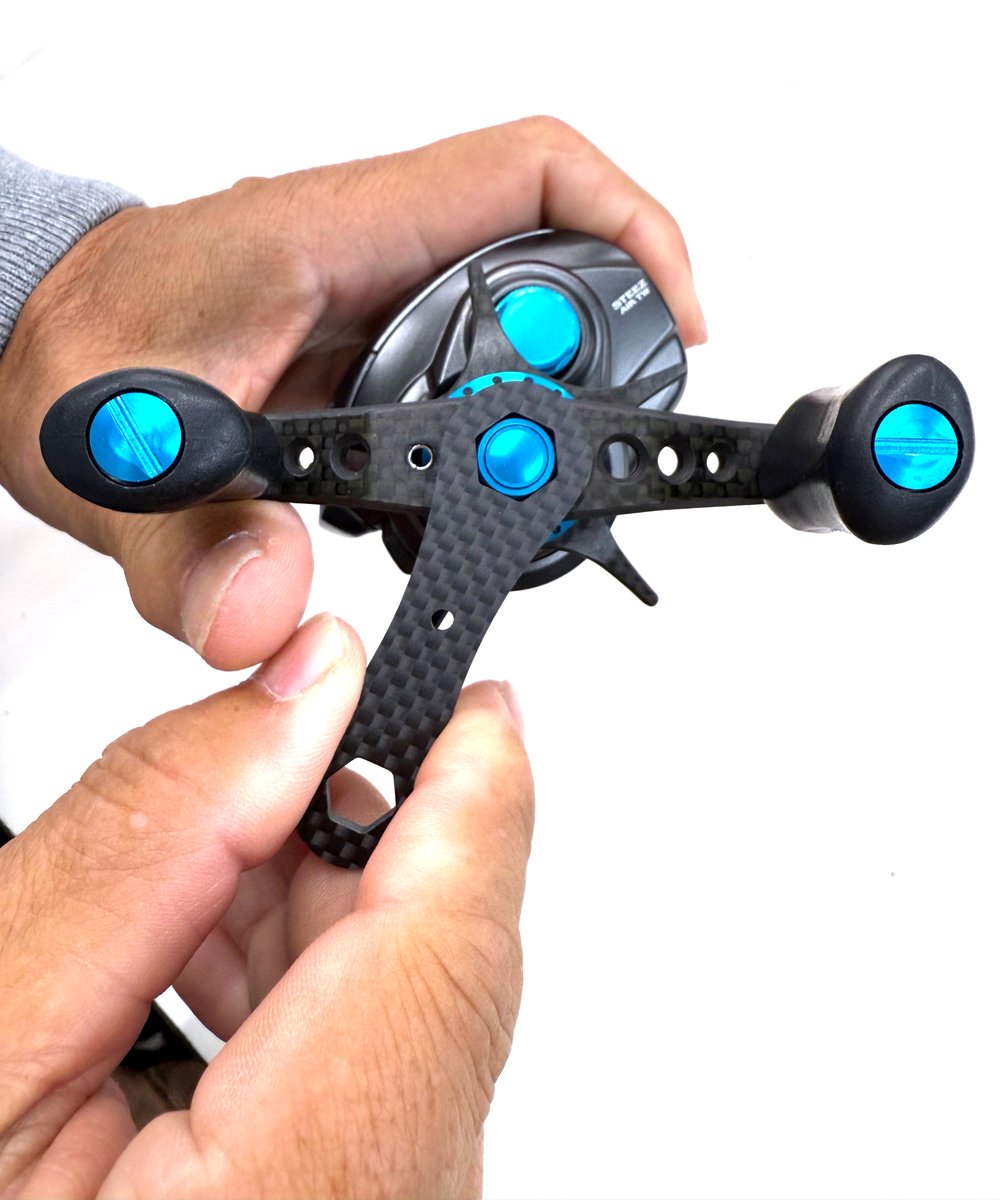【アクセサリー】
カーボンファイバーレンチ

入荷いたしました！

カーボン素材でできているためナットにキズをつけにくい！
IXA ハンドルファスナー各種はもちろん、ダイワ、シマノ、アブの各社リールのナットにも対応しています。
karil.co.jp/online_shop/sy…