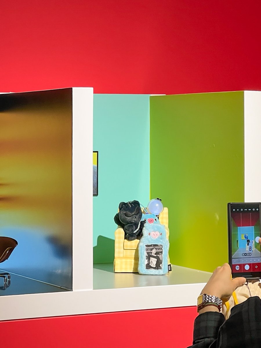 [HYBE INSIGHT] 제이홉 전시 'AND WHAT?'

제이홉의 첫 단독 전시 'AND WHAT?'이 시작되었습니다!
그의 다채로운 면모를 담은 다섯가지 페르소나를 만나보세요!🌈

기간: 5/30(금)~6/22(일)

Ticket 🎫
KOR: tickets.interpark.com/goods/25002477 
GLOBAL: globalinterpark.com/en/product/250… 

#제이홉 #jhope