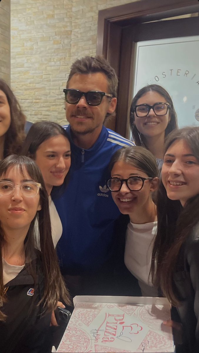 centralhshq's tweet image. Harry com um grupo de fãs hoje na Itália.