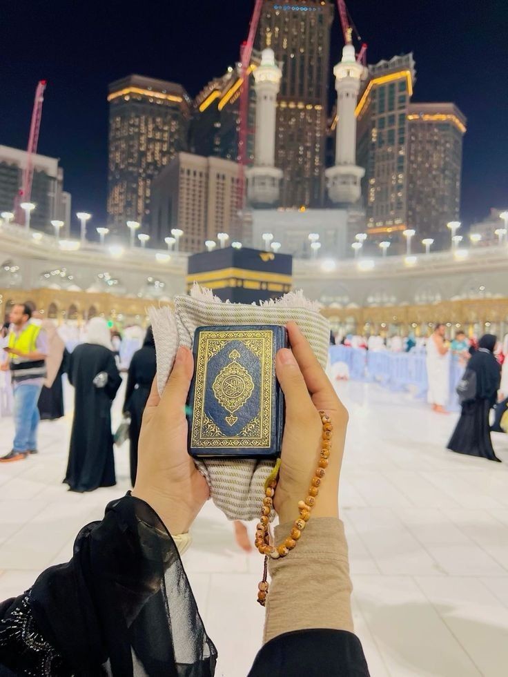 السلام عليكم ورحمۃ اللہ
صبح بخیـــــــر🌹🍃

*اللہ بہت کم لوگوں کے دل میں دعا کا خیال لاتا ہے ورنہ لوگ پریشان پھرتے ہیں ،  روتے ہیں ، مزاروں پہ جاتے ہیں ۔اگر آپکے دل میں اللہ نے دعا کا خیال ڈالا ہے تو یقین رکھیں کہ دعا بھی جلد قبول ہو گی..!! 🧕🤲🌺