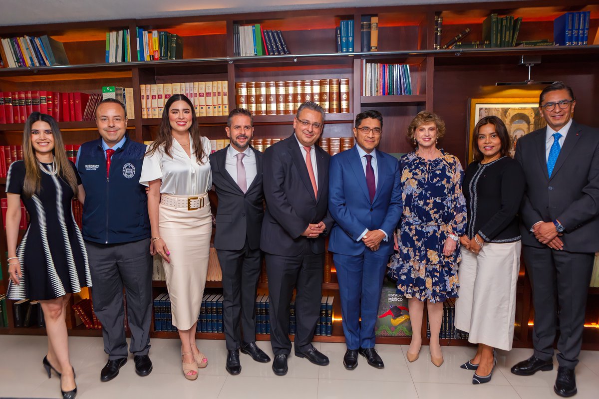 notariadomex's tweet photo. El presidente del @NotariadoMex, Not. Ricardo Vargas, asistió como invitado a la toma de protesta del nuevo Comité Directivo de la Barra Mexicana, Colegio de Abogados, capítulo Estado de México, encabezado por el notario Rafael González Cubas (@rafacubas), realizado en el Instituto de Estudios Notariales del #EdoMex, y en el que estuvieron presentes el titular de la @CJ_Edomex, Jesús George Zamora; la presidenta de la @BMA_Abogados, Ana María Kudisch; y el presidente del @cnotariosedomex, Not. Humberto Benítez (@betobenitezg).

¡Muchas felicidades y el mayor de los éxitos!

Por parte del #CNNM, estuvieron presentes:

Not. Ana Lilia Porras Figueroa, presidenta de la comisión de enlace institucional.
Not. Jorge Ramos Campirán (@RAMOSCAMPIRAN), vicepresidente de la Zona Centro Uno del CNNM.
Not. Brenda Alarcón.

#NotariadoMexicano