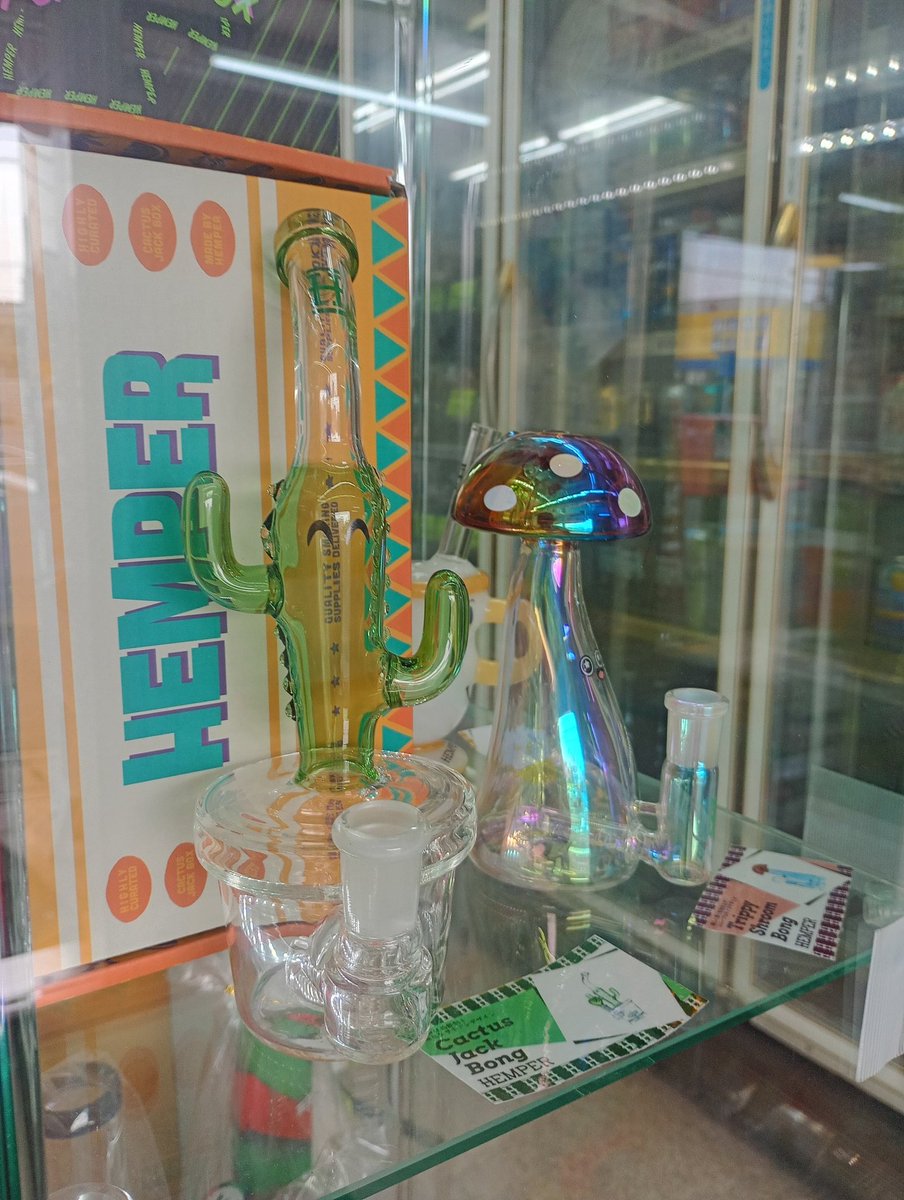 zounotamago1982's tweet photo. 行徳にございますモトムラ酒店ではHEMPER販売しております。
可愛いボングが揃ったガラスケースは一見の価値ありです!
お近くお通りの際はぜひ!
#行徳 #HEMPER #ボング
#喫煙具 #タバコ屋 https://t.co/YssYVj70SR