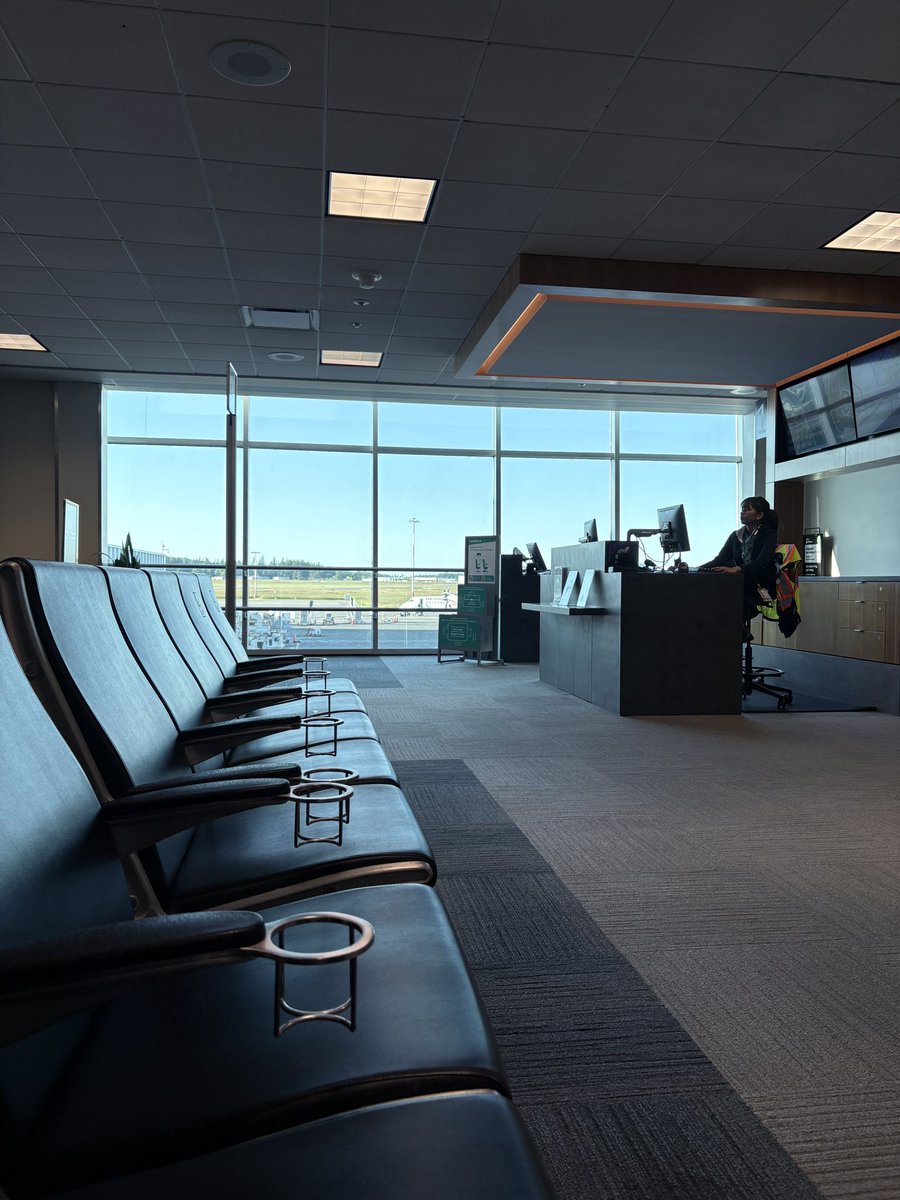 AdMan0828's tweet image. Listening to Oilers game in the Victoria airport waiting area. Return flight to YEG waiting for the storm to pass. ⛈️ Also, holy shit is Apple AirPod 4 ANC good! #FlightDelay