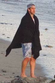 TheHotRouteHQ's tweet image. 🚨 BREAKING UPDATE🚨

Still no contract for 40-year-old Aaron Rodgers 😬

Some in the building are whispering about "personal retreats" &amp;amp; mysterious media demands 👀
 Steelers fans holding out hope like it’s a Netflix documentary.

Is he even coming?
  #Steelers #RodgersWatch