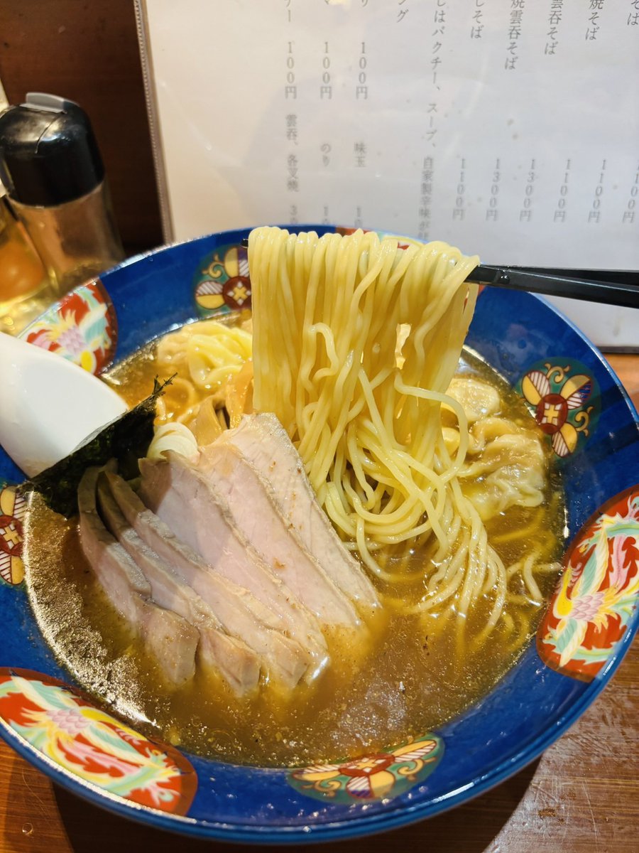 支那そば ひらおか🍜
県立大学🚃2件目

叉焼雲呑そば注文👆❤️

Googleマップで到着したけど
場所がわからなくて迷子🚶‍♀️🤣
やっとみつけた〜😳と思って
扉を開けたら満席〜🈵人気✨

雲呑がたくさんで嬉しい💛
美味しかったですჱ̒⸝⸝•̀֊•́⸝⸝)♡💛