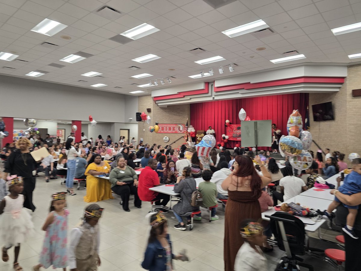 CFISDEmmott's tweet photo. Our Kindergarteners are ready for 1st grade! ๐ They had a fantastic performance & walked across stage to receive their achievement awards. Way to go young learners! On the #PathToAmazing๐ฆ
. #LaunchN2Learning #EaglePride https://t.co/OylU8ELQ8z