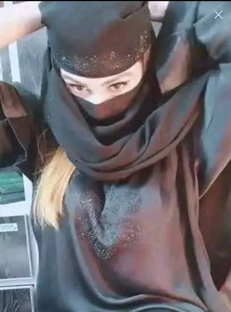 क्या आप इस घोड़ी को पहचानते ???

ये वहीं हैं जो बीच सड़क पर एक काफिर 🧡 घोड़े के नीचे टांगे चौड़ी करके घोड़ी बनी थी