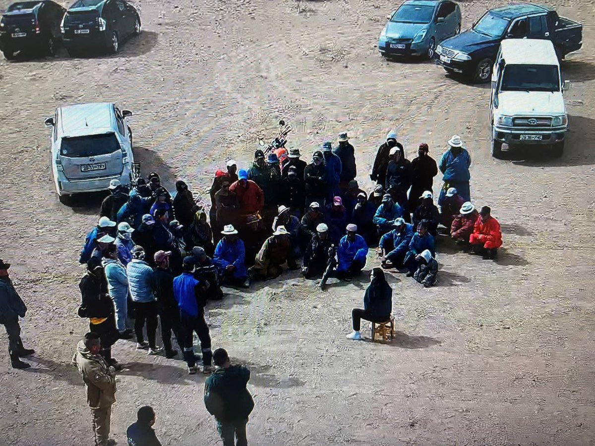 За ашгүй нөгөө Халзан бүрэгтэйн компани ажлаа эхэлжээ
Яг малчид, иргэд бол ингээд уулзаад мэдээлэл аваад ойлголтын зөрүүгээ арилгаад хүн шиг эв зүйгээ ололцож бна
Эднийг хэдхэн хүн л турхирч цаагуураа шантааж хийж бсан нь ойлгомжтой байгаа биз
Бид шантааждаас л салах ёстой