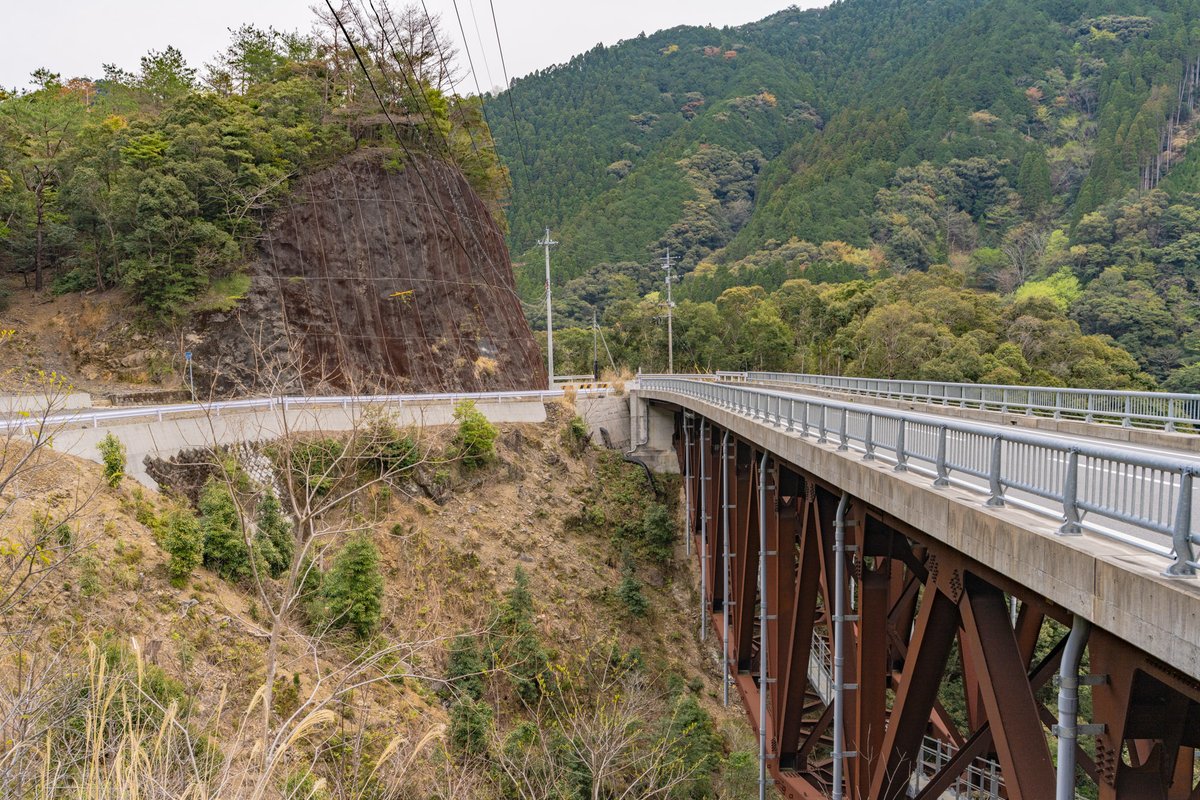 一ツ瀬ダム手前の国道の新道。もしかして希少な上路ワーレントラス橋だったりして。