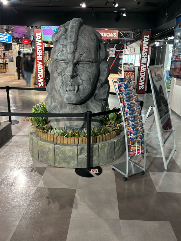 会社のCさんが「ガチャガチャのデパート」行ってきたらしく、JOJOの石仮面（渋谷モアイ像風）とイギーの石像の写真を見せてくれた。JOJO7部アニメも控えてて、今後の展開ほんと楽しみ。
