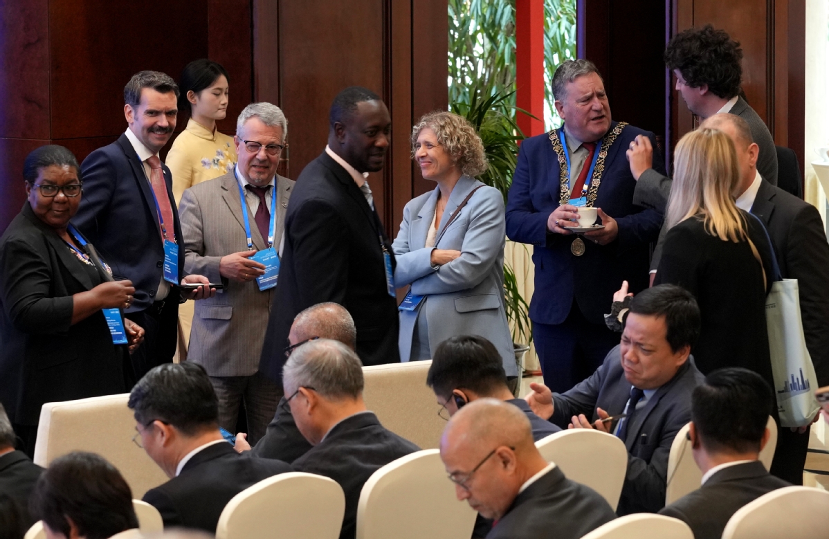 Around 100 representatives, including mayors, from 26 cities around the world gathered in #Shanghai on Thursday at the Global Mayors Dialogue and the 2025 Shanghai International Friendship Cities Cooperation Forum to discuss green, low-carbon empowerment and inspire youth