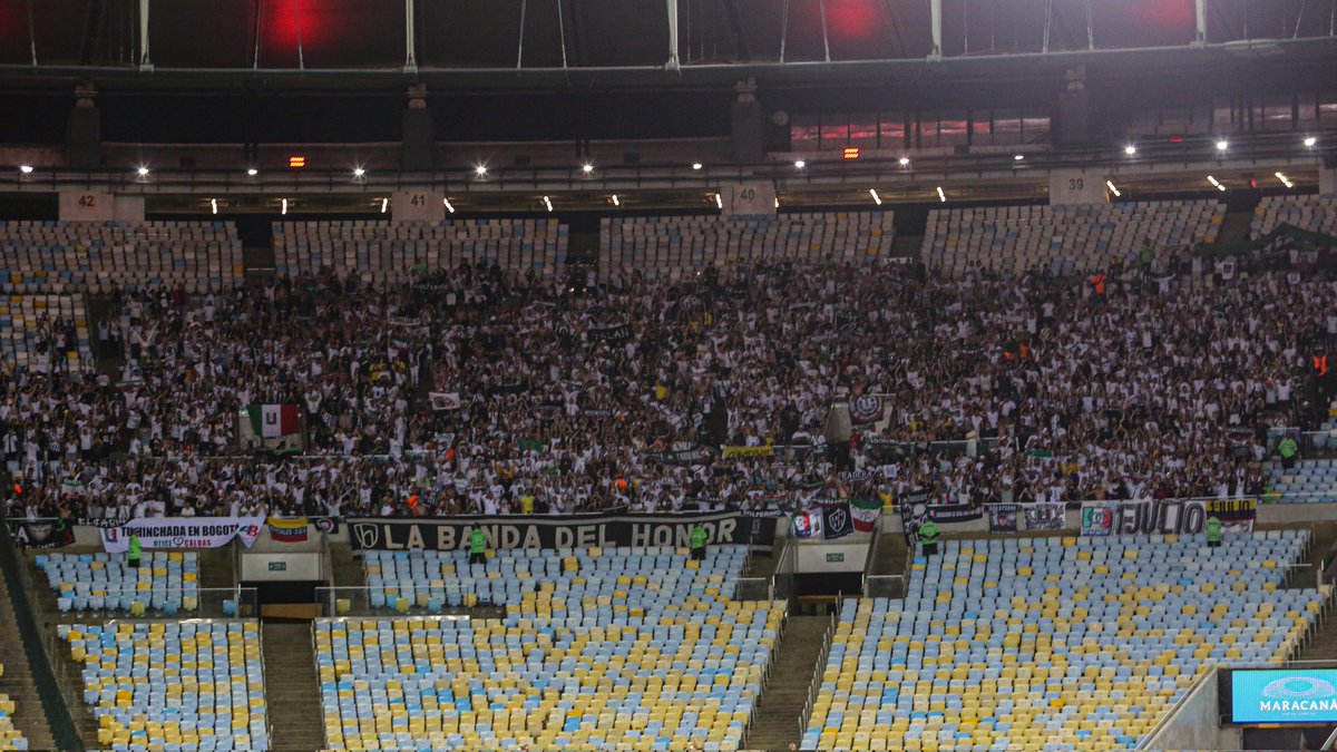 oncecaldas's tweet photo. Hoy no nos traemos el resultado de Río, pero terminada la fase de grupos, seguimos de gira por el continente 🏆

¡Aplausos de pie para esta hinchada! Los esperamos y buen viaje ✈️

#ElOnceEsTodo #Sudamericana
#RíoSeCubreDeBlanco