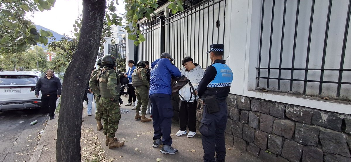 Secretaría de Seguridad y Gestión de Riesgos Quito (@seguridadequito) on Twitter photo 🚨 #Activados24Siete | Junto a <a href="/PoliciaDMQZona9/">Policía DMQ Zona 9</a>, <a href="/FFAAECUADOR/">Fuerzas Armadas del Ecuador</a> y entidades municipales, reforzamos el control en el espacio público de <a href="/zonalamariscal/">Zonal La Mariscal</a>.
👉 Resultados:
✅ 17 fundas con sustancias sujetas a fiscalización
✅ 2 armas blancas y 3 objetos cortopunzantes retenidos
✅ 🚨 #Activados24Siete | Junto a <a href="/PoliciaDMQZona9/">Policía DMQ Zona 9</a>, <a href="/FFAAECUADOR/">Fuerzas Armadas del Ecuador</a> y entidades municipales, reforzamos el control en el espacio público de <a href="/zonalamariscal/">Zonal La Mariscal</a>.
👉 Resultados:
✅ 17 fundas con sustancias sujetas a fiscalización
✅ 2 armas blancas y 3 objetos cortopunzantes retenidos
✅