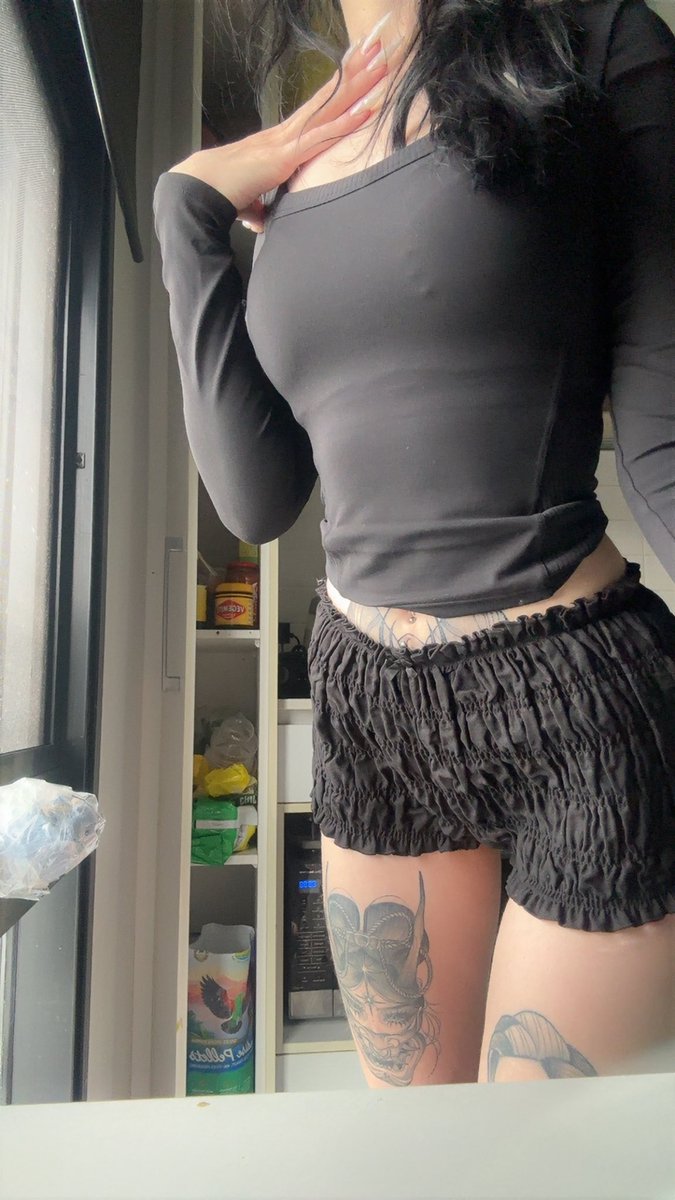 I look hot today so simp up bitches