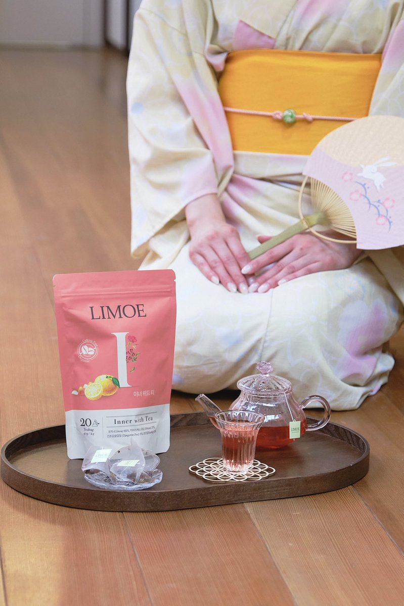 limoe_official's tweet photo. #NEW｜𝗜𝗻𝗻𝗲𝗿 𝘄𝗶𝘁𝗵 𝗧𝗲𝗮

– 美しさを内側から育む習慣 –
ゆらぎやすい毎日に、内側から整える時間を。

100％自然由来＆韓国有機認証のオーガニックティー。

柚子65%
ハイビスカス25%
陳皮5%
ローズヒップ5%

こだわりの比率で、素材本来の風味を引き出しました🫖

#LIMOE #オーガニックティー #Qoo10メガ割