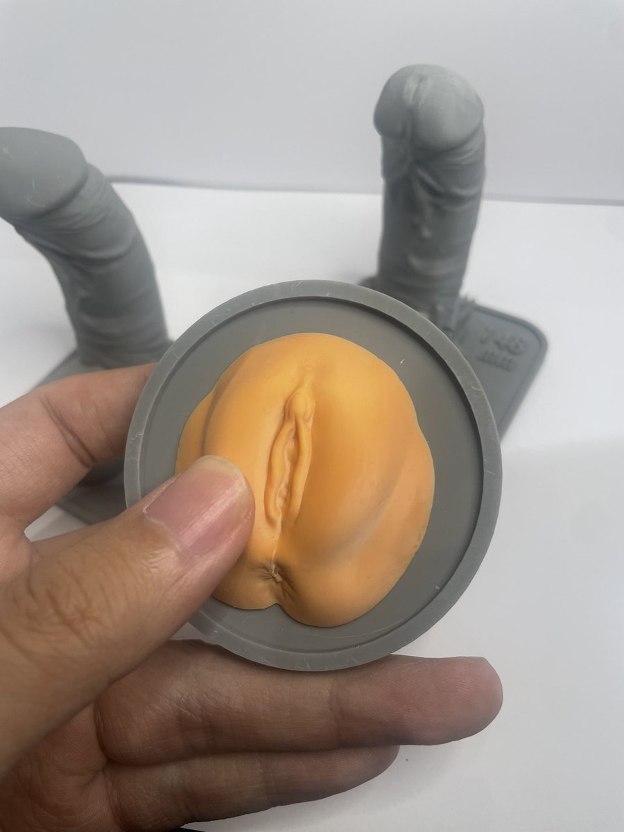 建模后3d打印的他的牛子还有我的b~~上个色做成冰箱贴就完活儿咯