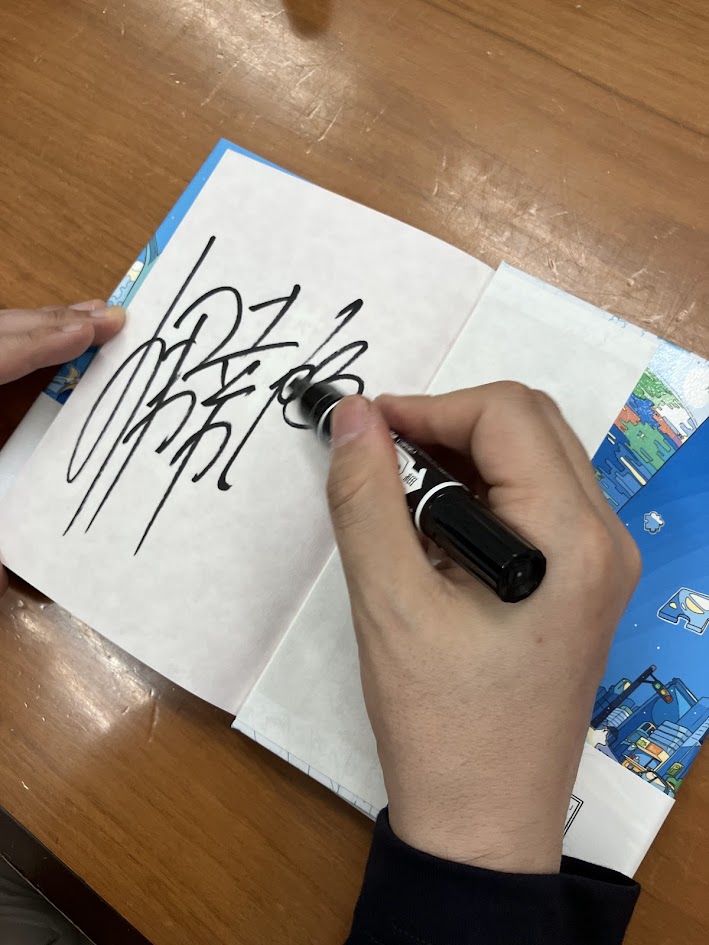 maruzen_maruhon's tweet image. 【２F文芸書】#伊坂幸太郎 さんがご来店くださいました。新刊『#パズルと天気』にサインをいただきました。いつもユーモアがあって気さくで、素敵な伊坂さんです。ジグソーパズルみたいなPOPもかわいい！サイン本はおひとり様1冊とさせていただきます。（お取り置き、配送はいたしかねます）#PHP研究所