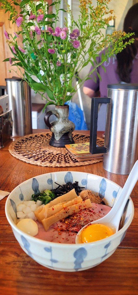 아부라소바 처음먹어보는데

쫄깃하고 속까지 잘 익힌면에 마지막에 밥 비벼먹는거 진짜 맛있네