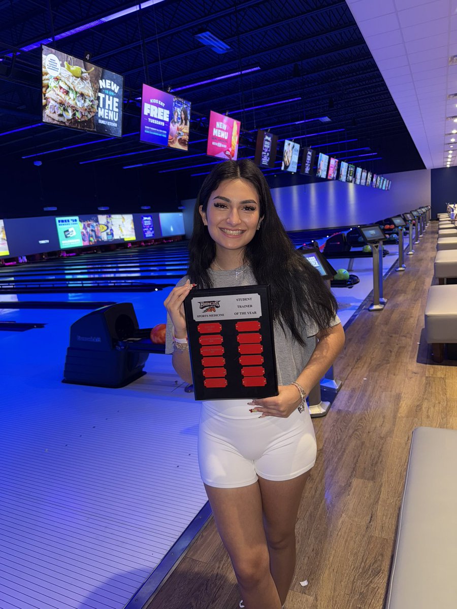 MsKasseyAT's tweet image. Athletic Training Student of The Year 🥁🥁🥁Angie ❤️🖤 #ATStudentLife #TheTeamBehindTheTeam #YouAreAppreciated