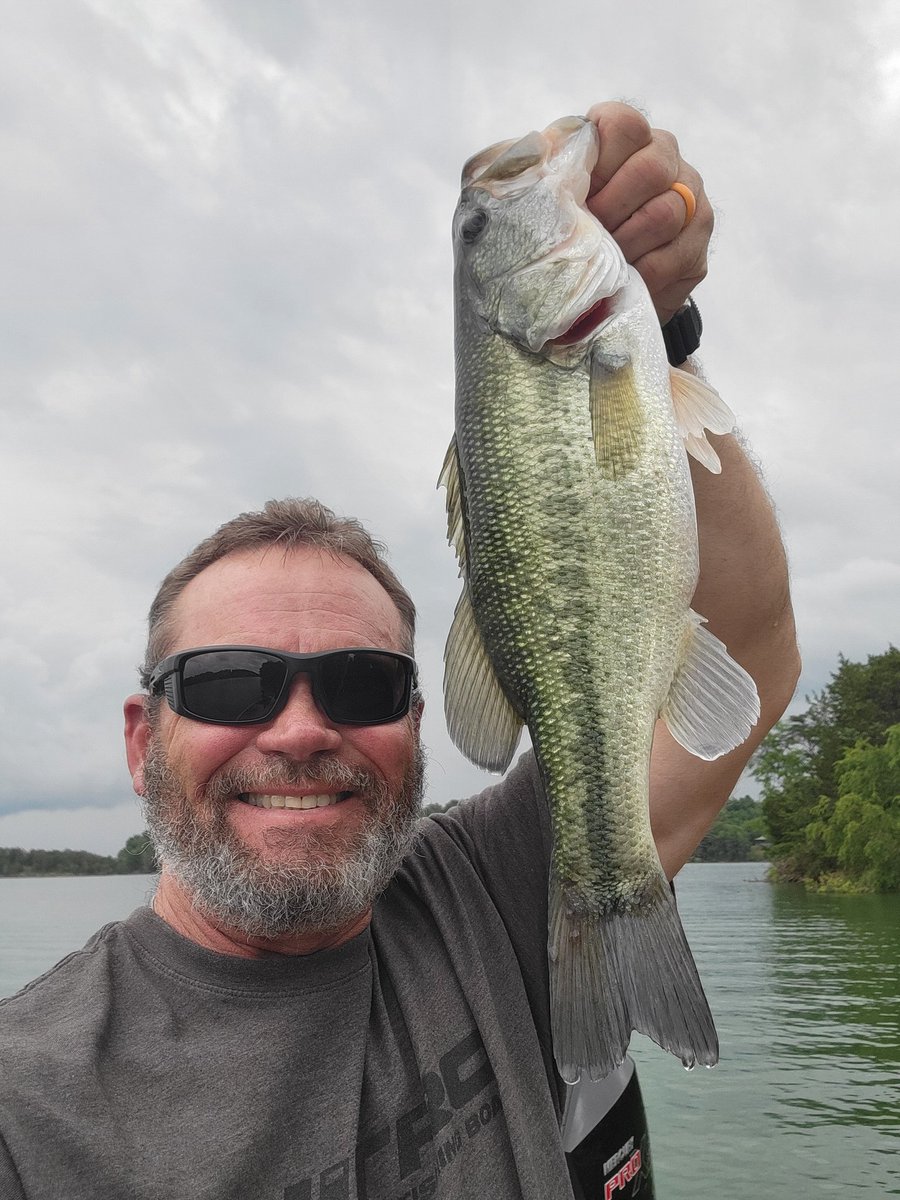 My Therapist was rough on me. I had my 5th fish on five times but just couldn't get it to the boat. But I'm thankful!
#bassfishing #largemouthbass #smallmouthbass #spottedbass #meanmouthbass #fishthemoment #fishinglife #NOFFSBS