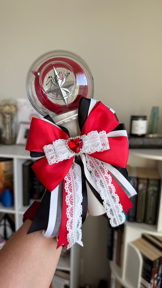 cksells_97's tweet photo. *the red bow on the right picture is smaller https://t.co/hMna0RSX17
