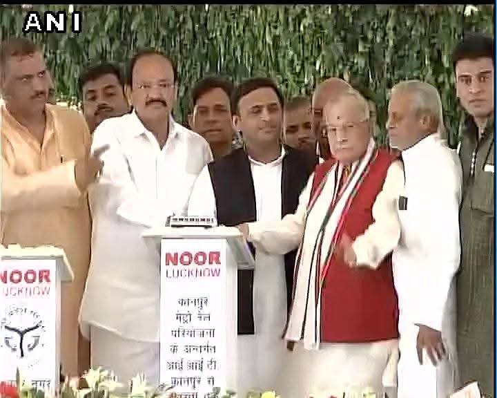 यादें
4 october 2016
मेट्रो का शिलान्यास कार्यक्रम 
9 साल में 1 फेज पूरा होने की सौगात मिल पायी। ।
Akhilesh Yadav