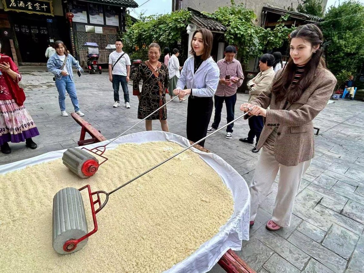 Foreigners in #Chongqing's #Banan District immersed themselves in #DragonBoatFestival traditions! 🐉 Guests from #Russia and #Kazakhstan joined locals in pounding glutinous rice cakes, crafting traditional sachets, and enjoying intangible cultural heritage performances🚣‍♂️! #China