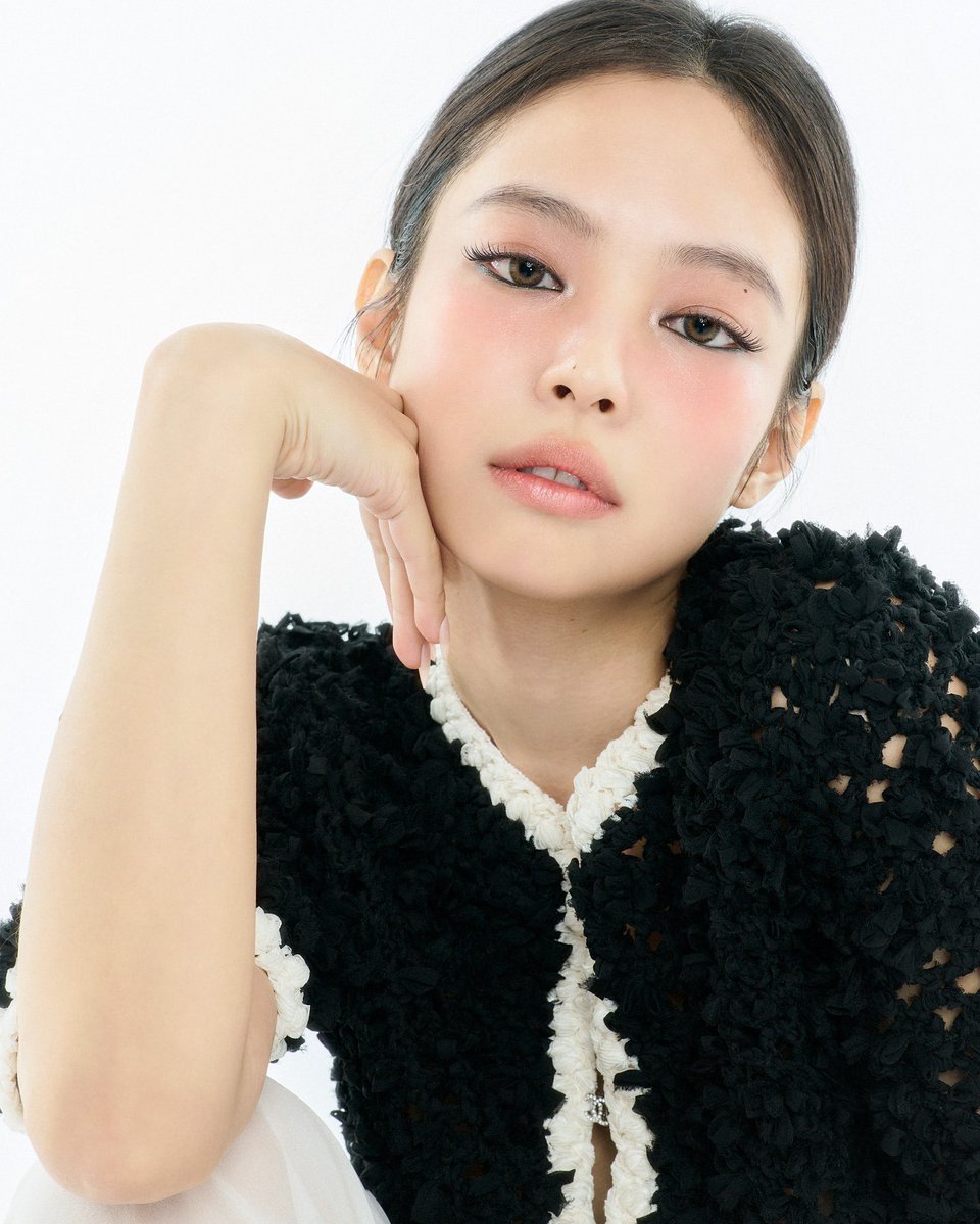 viraltakes's tweet photo. JENNIE has donated 100 million won to the Seoul National University College of Medicine Development Fund. https://t.co/9SdtfdtwnG