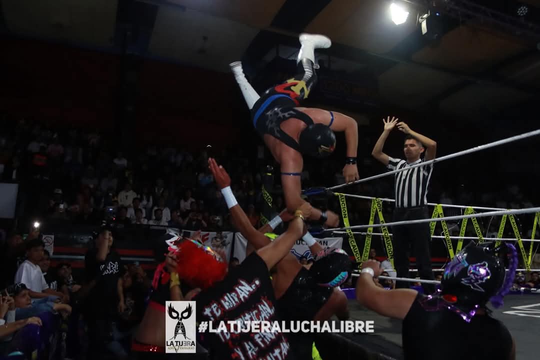 LaTijeraLucha's tweet photo. Arranca la gran función de #MoustruosSagradosExtremosOcho con #LuchaLibreBoom e #IWRG con un lleno hasta el primer piso de la #ArenaNaucalpan, que se entrega a la tercia técnica de #FalconFire, #LeonRojoJr y #ShuraKing dando cuenta de los extranjeros #Tokio, #BuhoJr y #LaEstrella https://t.co/z4C9xICVns