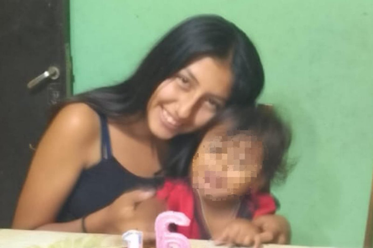 desaparecidaorg's tweet photo. Aylen Rodríguez tiene 16 años, desapareció el 26/5/25 en Rosario, provincia de Santa Fe. Se hizo la denuncia, Comisaría 3°. La mamá recibió una llamada extorsiva, pidiéndole dinero por el rescate de su hija. Avisar #Urgente a la policía local, o ☎️ 101 o 911

#Rosario #SantaFe https://t.co/2Gf6BDfO4F