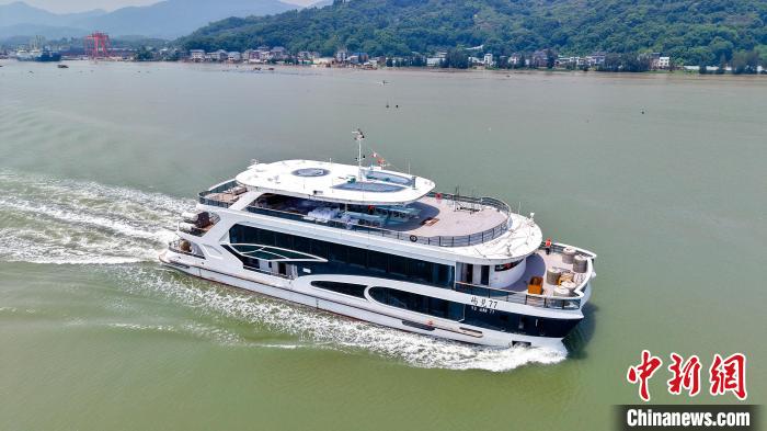 【中國首艘純電海上旅遊客船完成試航】28日，中國首艘純電海上旅遊客船“嶼見77”在福建省福安市賽江流域完成為期兩天的試航，預計於2025年6月交付投入試運營。該船總長49米，額定載客358人，搭載兩台450千瓦推進電機，最大航速20km/h，續航里程達45海里，兼具海上休閑娛樂、遊覽觀光、會議和餐飲功能。