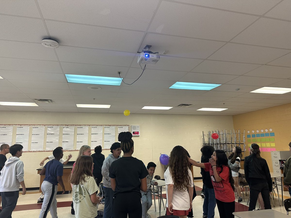jonesscienceCHM's tweet image. Last day of school… who knew 7th graders would want to have a serious game of Keepy- Uppy. 💗 @chmscougars