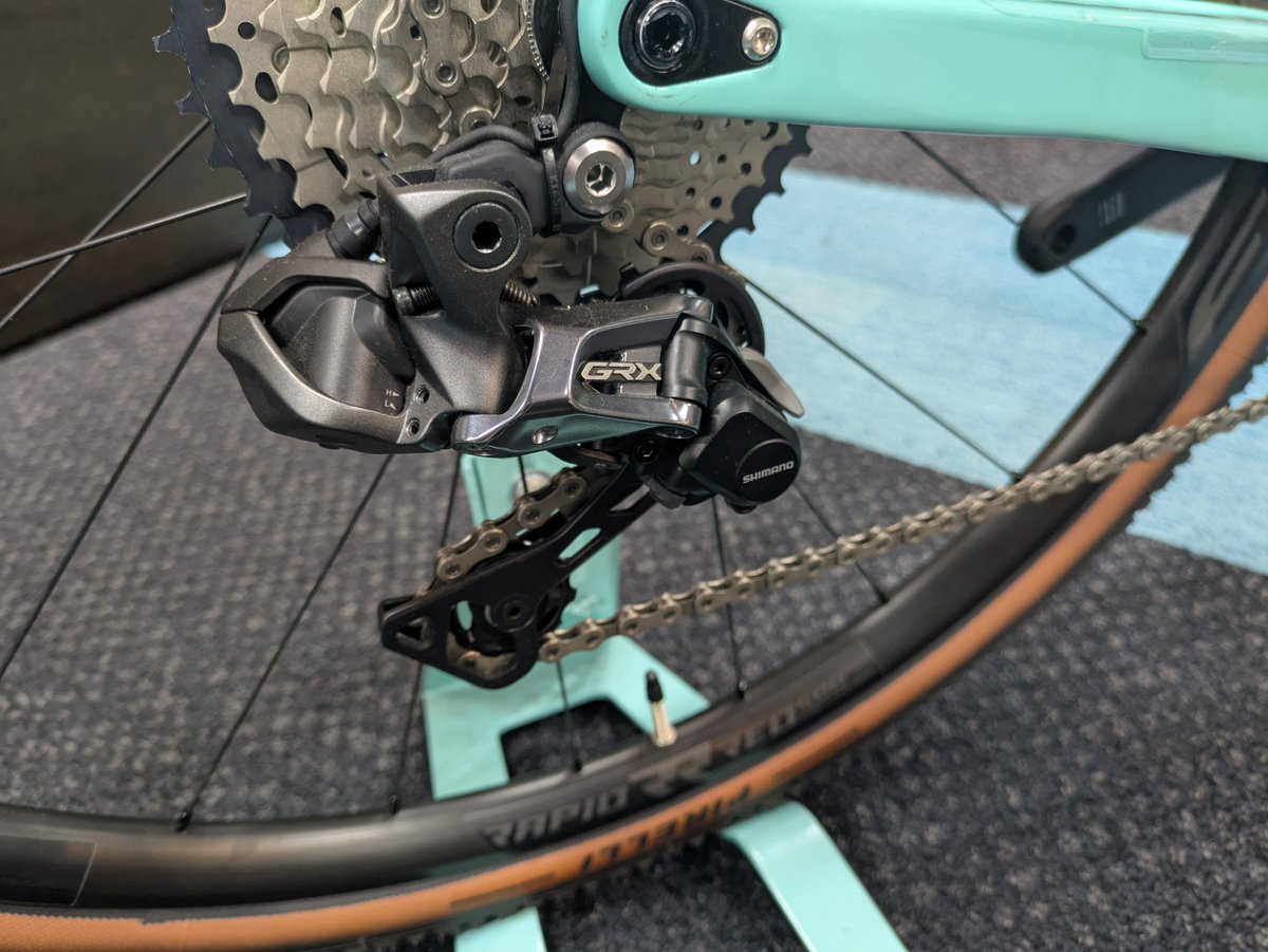 IFT_Bianchi's tweet photo. 【ビアンキグラベルロードの原点】
ビアンキ福岡天神店です。
Bianchiのカーボングラベルの原点
『ARCADEX』GRX810 Di2が特別価格で販売中
この機会をお見逃しなく！
¥770,000(税込)　→　¥485,100(税込)　

#ARCADEX #Bianchi #ビアンキ福岡天神 #ワイズロード福岡天神 #グラベル https://t.co/0m4FCga8iT
