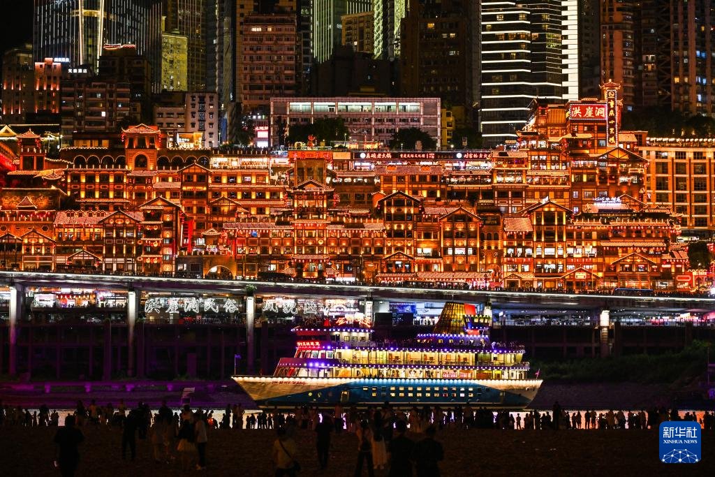 【重慶洪崖洞夜色美】重慶洪崖洞位於嘉陵江邊千廝門大橋旁，仿巴渝傳統建築吊腳樓依山而建。每當夜幕降臨，洪崖洞依山臨水的吊腳樓燈火輝煌，美輪美奐，成為遊客打卡、遊覽的熱門景點。