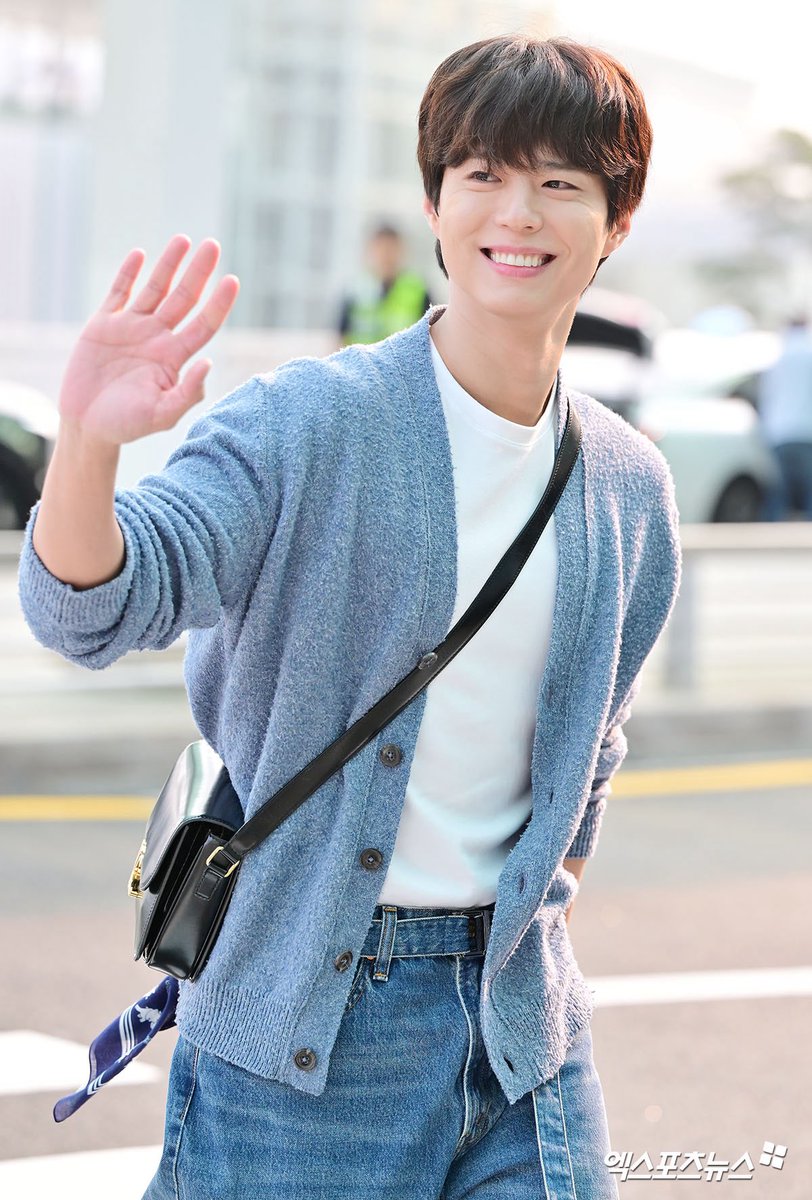 ความสดใสยามเช้าของเรา☀️ พัคโบกอม กำลังเดินทางมาไทย เพื่อร่วมงานอีเวนต์โปรโมตซีรีส์ GOOD BOY ที่ไอคอนสยาม ในวันที่ 31 พ.ค.นี้

ยิ้มกว้างมาตั้งแต่โซลเลย✨ ยินดีต้อนรับนะคะ💙

#ParkBoGum #พัคโบกอม #GOODBOY #GOODBOYonPrime 
Photo : XSportsNews