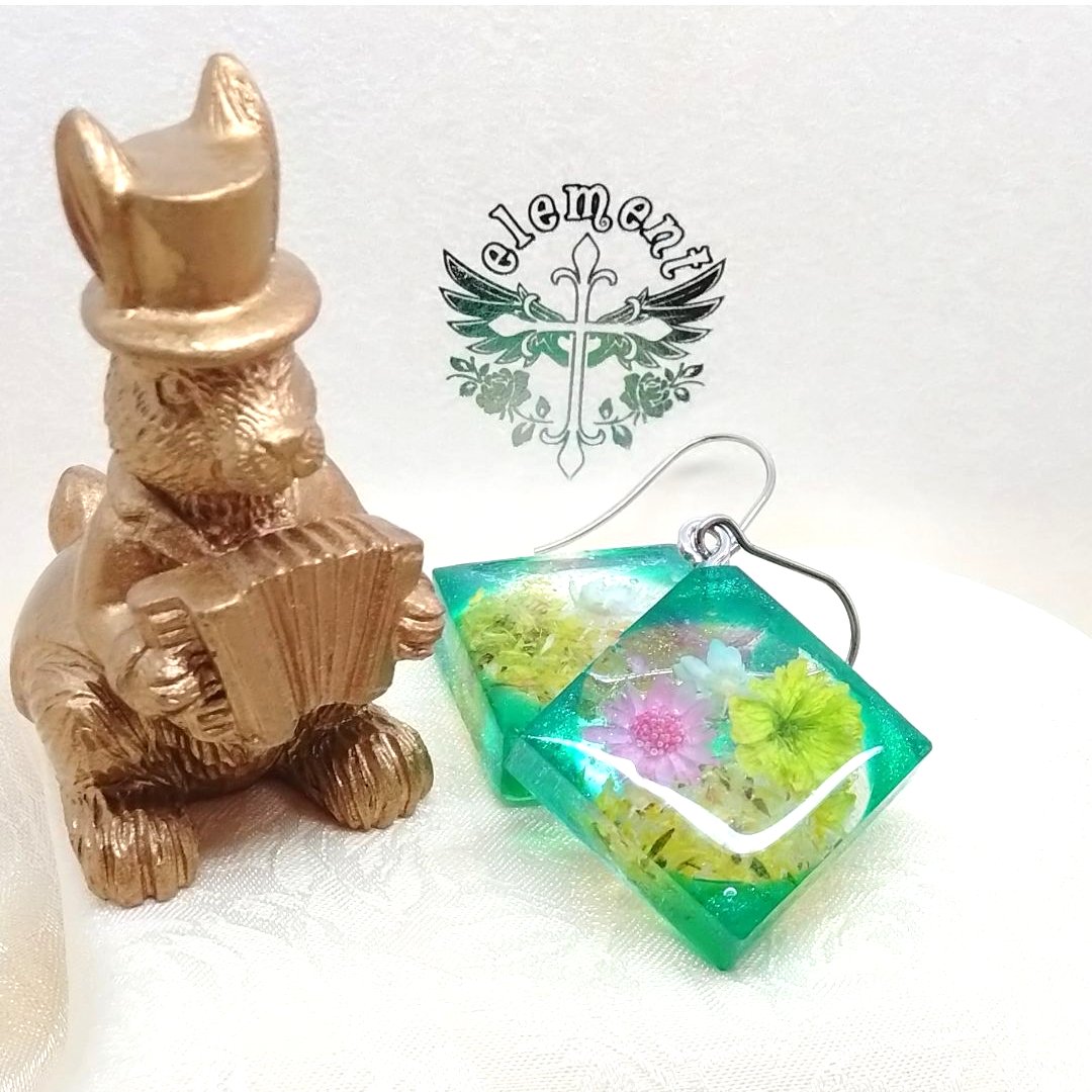 0220candy's tweet photo. フレーム【元気色】
落ち込んでも気持ちだけは上向きに
大きめの花たちを
元気が出そうな色合いでまとめて

モールド #ファクトリズム さん
#ハンドメイド好きな人と繋がりたい 
#ハンドメイドアクセサリー 
#minne #Creema #メルカリ #ラクマ https://t.co/Tq43Numu2m