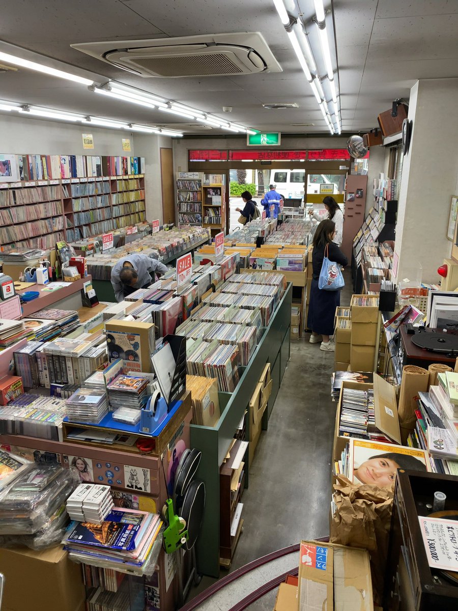 recordsha's tweet image. 今日と明日の2日となりました♫本日も天気、足元の悪い中、朝からご来店いただきまして誠にありがとうございます。今日も頑張ってまいります💪
#神保町 
#レコード 
#神保町レコード 
#record 
#records 
#recordplayer 
#jimbocho 
#vinyl 
#analog