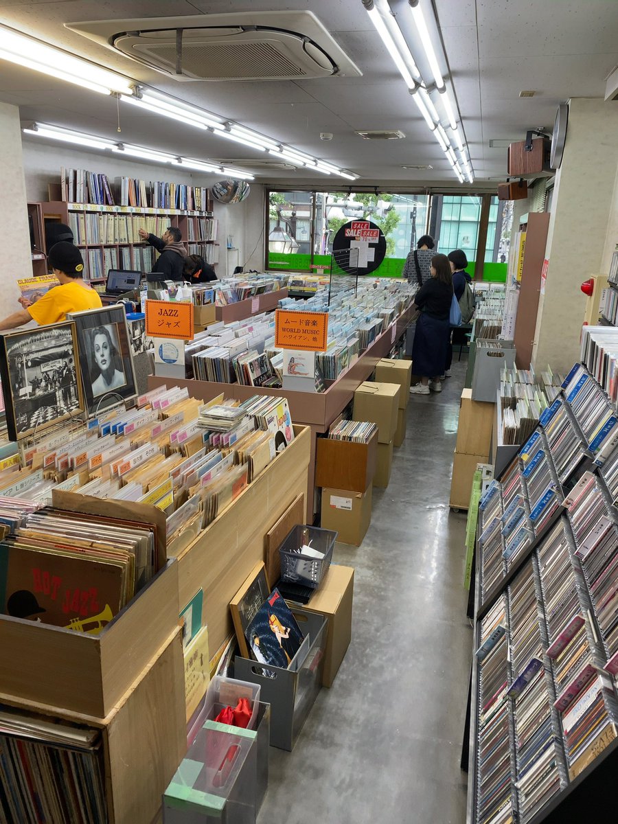 recordsha's tweet image. 今日と明日の2日となりました♫本日も天気、足元の悪い中、朝からご来店いただきまして誠にありがとうございます。今日も頑張ってまいります💪
#神保町 
#レコード 
#神保町レコード 
#record 
#records 
#recordplayer 
#jimbocho 
#vinyl 
#analog
