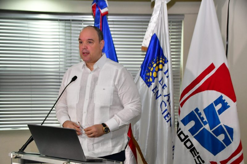 La República Dominicana podría enfrentar pérdidas económicas superiores a los mil millones de dólares si Estados Unidos decide aplicar un arancel a las remesas alertó el exministro de Industria y Comercio, José del Castillo Saviñón (<a href="/JoseDelCSavinon/">José del Castillo</a>), durante su participación en