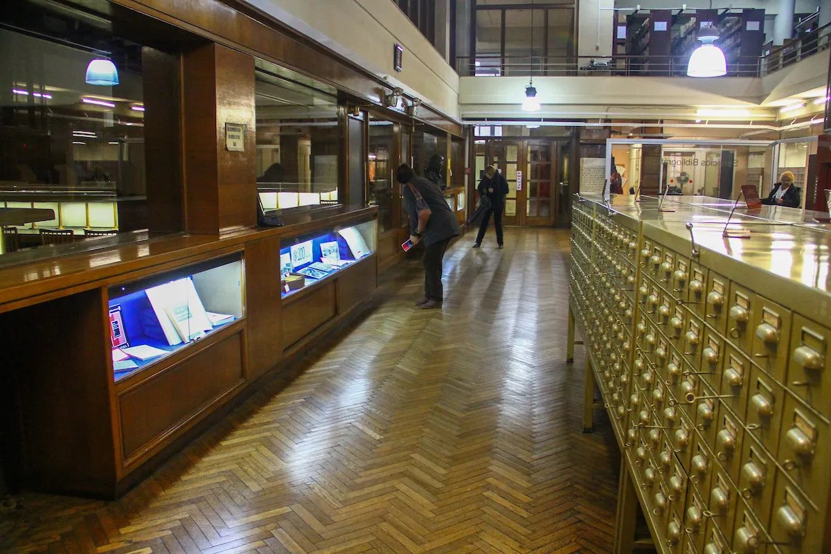 Te dás cuenta de la decadencia de un país cuando un gobierno te milita a muerte durante meses un salón gremial vandalizado y en abandono, y luego te cierra en 24 horas la biblioteca nacional sin que ni una persona se rebele.