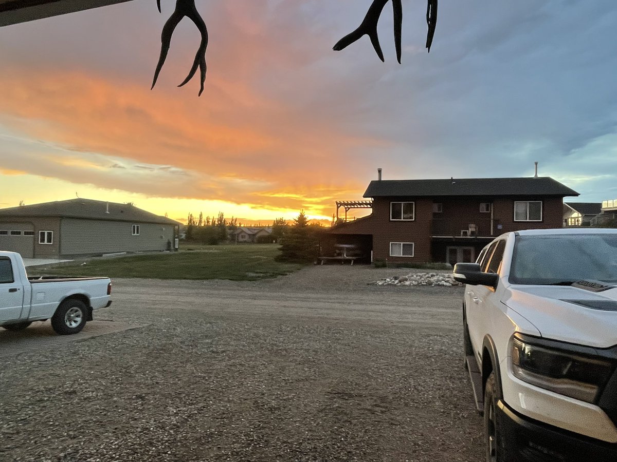 <a href="/BadWeatherKyle/">Kyle Brittain</a> <a href="/CTVdavidspence/">David Spence</a> <a href="/HouckisPokisewx/">Brandon Houck ⚡️</a> <a href="/CTV_CAMILLA/">Camilla Di Giuseppe</a> Hot and windy down at Little Bow. The skies are talking. Prayers for the people of North and our Prairie neighbours.