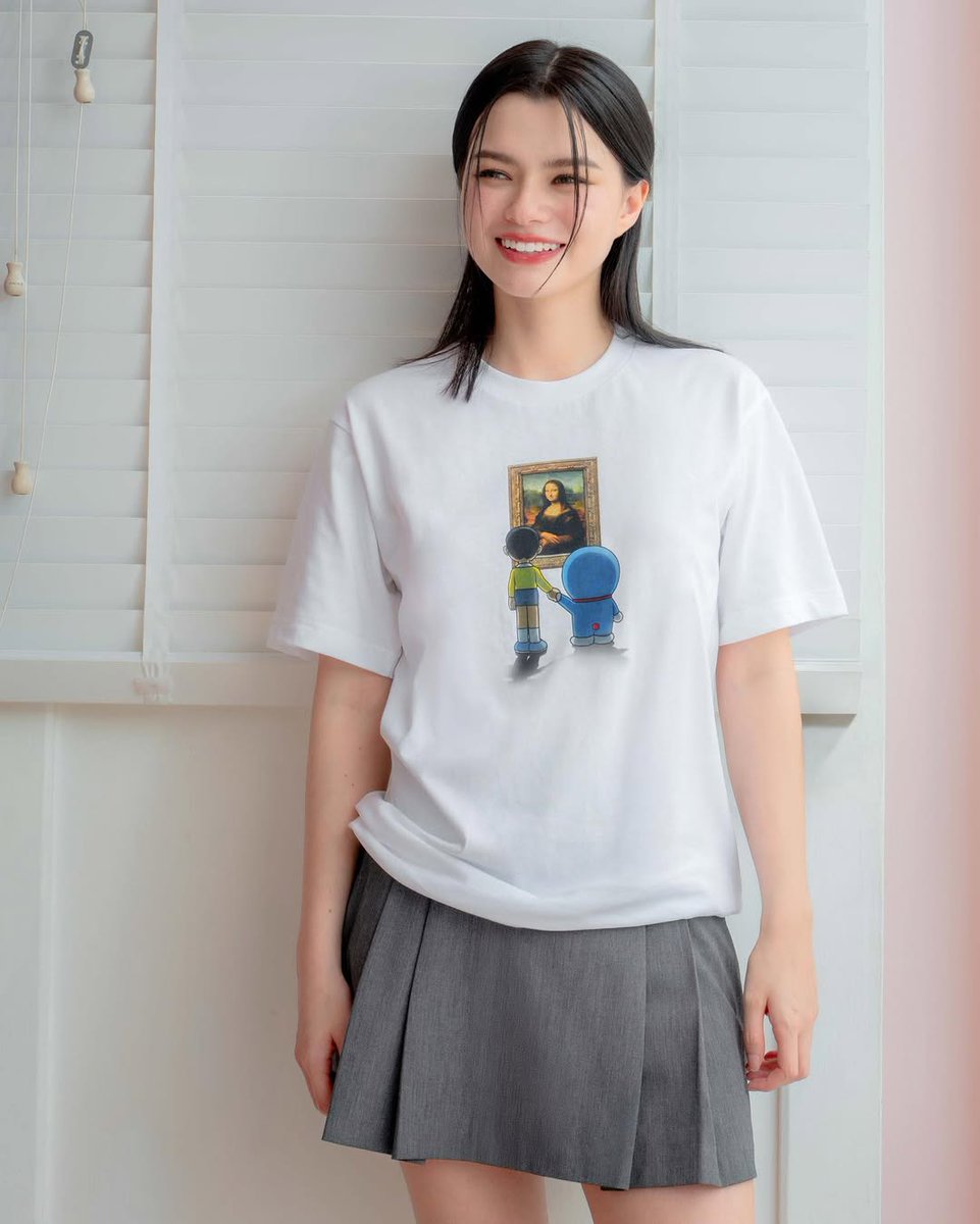 girlfriendism__'s tweet photo. UNIQLO X BECKY 

look at her, she's so beautiful her smile is my favorite😭🤍✨

#beckysangels‌ 
#UniqloThailand #UniqloUT
#muséedulouvre #DOREAMON https://t.co/juz30WereX