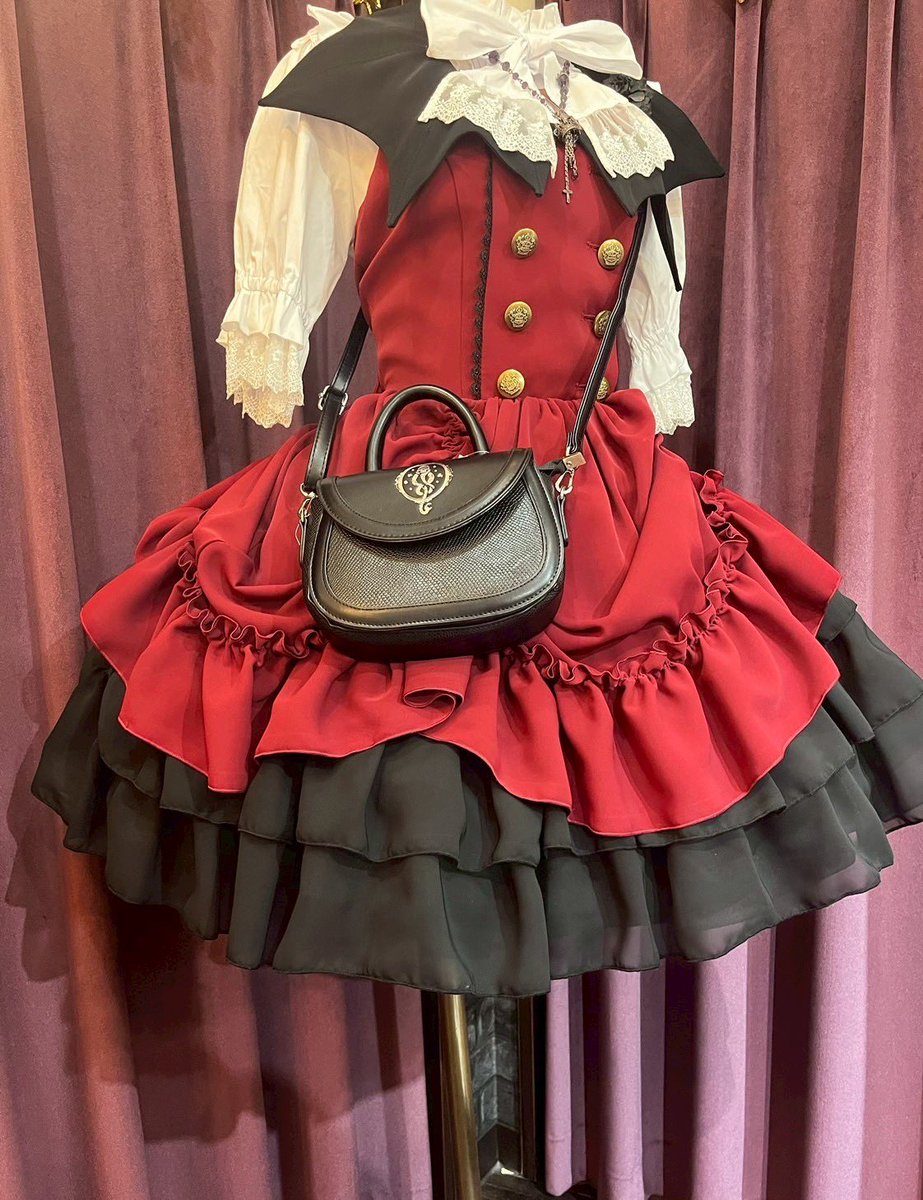 🌹おすすめアイテム🌹

【ATELIER PIERROT】　
Batwing Waltz Dress　
¥31,680(税込)

特徴的な蝙蝠襟が可愛いドレスは、合わせるブラウスによって1年中着られます🦇✨
これからの季節は半袖ブラウスを合わせるのがおすすめです♡

通販atelier-pierrot.jp/products/ateli…

#アトリエピエロラフォーレ原宿本店