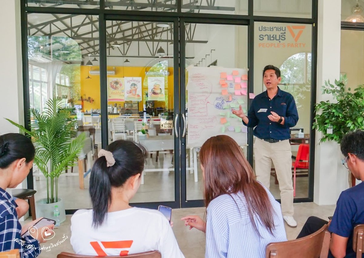 [ สำรวจ “เศรษฐกิจสวนผึ้ง”🐝 ผ่านเสียงประชาชน🎤 ]
.
#พรรคประชาชนราชบุรี ชวนทุกคนมาเช็คสุขภาพกระเป๋าเงิน💵 ที่มีผลต่อหัวใจ💓 เพราะเมื่อเงินแฟ่บ ใจมันก็หวิว...หลายเสียงจากพ่อค้าแม่ขายบอกตรงกันว่า “ค้าขายเงียบเหงา นักท่องเที่ยวน้อย คนไม่ค่อยใช้จ่าย” เกิดเป็นกิจกรรม 
“เช็คอิน เช็คใจ”