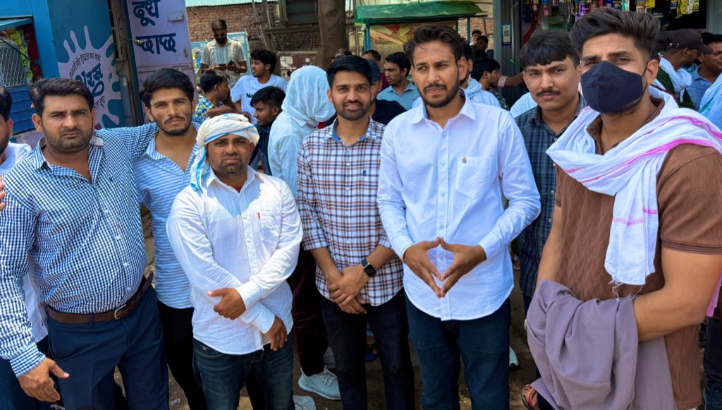 स्वास्थ्य खराब होने के कारण पिछले कुछ दिनों से इलाज ले रहा हूँ, इसलिए शहीद स्मारक पर चल रहे धरने में शामिल नहीं हो पा रहा हूँ।

जैसे ही ठीक होऊंगा, फिर से आपके बीच धरना स्थल पर लौटूंगा।

भ्रष्टाचार और अन्याय के खिलाफ ये लड़ाई आख़िरी सांस तक जारी रहेगी।
ज़रूरत पड़ी तो बलिदान से भी