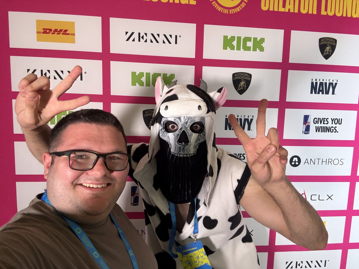 Got to meet <a href="/CircuitTheRobot/">Circuit ✈️ TWITCHCON</a> this dude is funny af and a great person to be around!!!