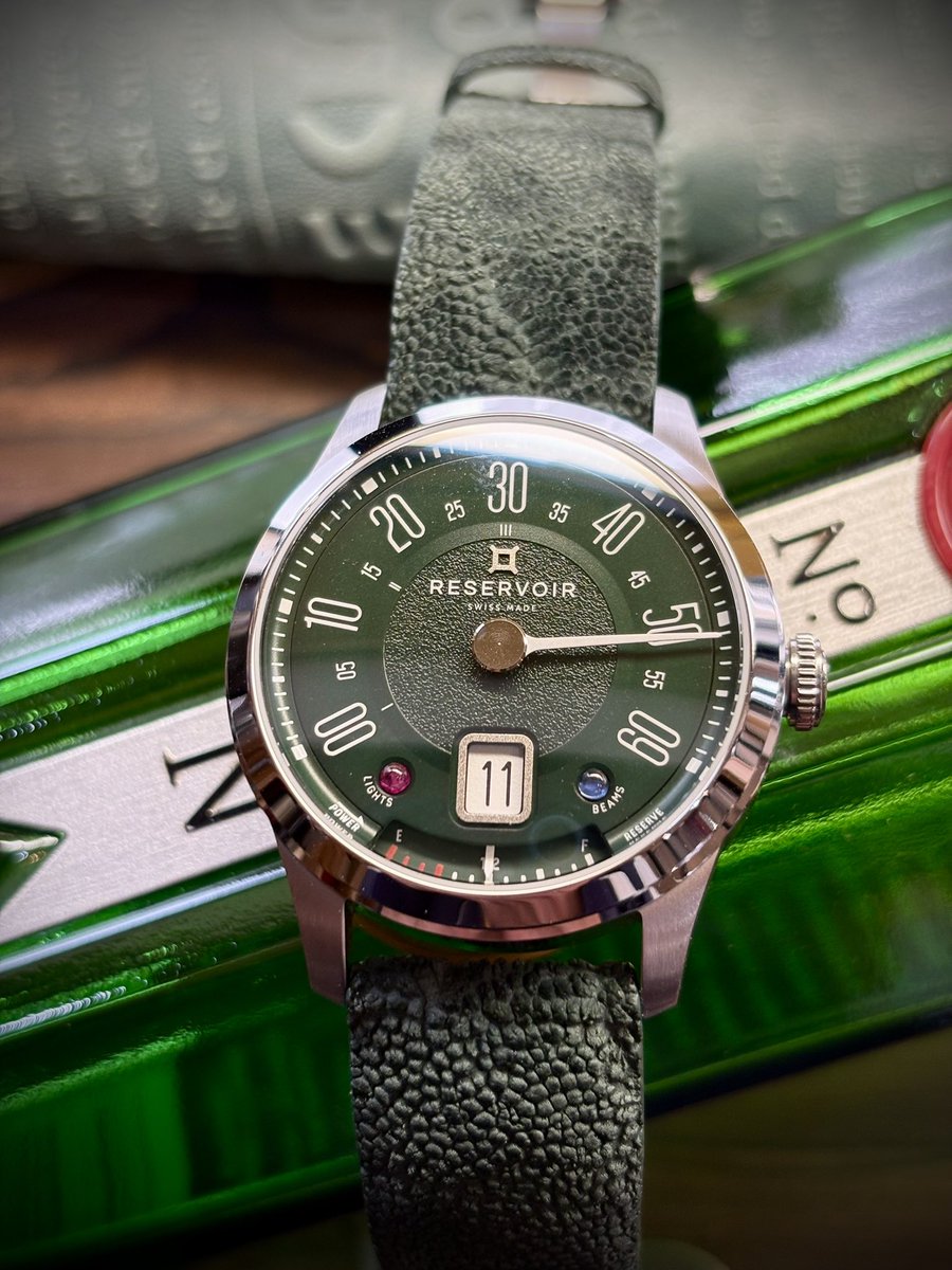 earnest_strap's tweet image. レゼルボワール。自動車や航空機などの古いメーターユや計測器の美しさへのオマージュから生まれた時計。文字盤のグリーンとテクスチャに合わせてたエレファントの深緑。
素晴らしいマッチングです。
#レゼルボワール #reservoir